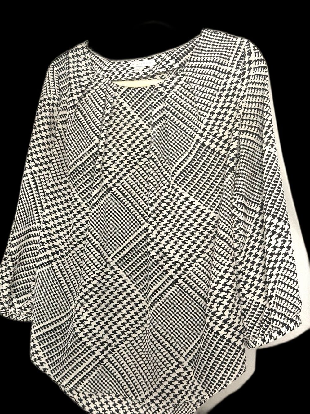 New York & co Blk/Wht Geometric Pin& Tucked Blouse Sz M